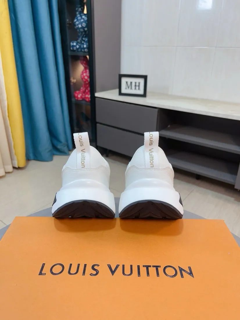 Men's shoes💰458🌸🌸【LV】Louis Vuitton🔍Top Purchasing Agency🇮🇹 Lu Street Fashion God's new sports shoes are coming and are on sale at the counter simultaneously. Original factory configuration, original cowhide fabric imported from Italy, high-quality embossed splicing complex process, sports fashionista, imported water-dyed sheepskin lining, sole: Wang Yuan factory specializes in original sole super comfortable, original factory follow-up goods 🔍🔍High quality, you can enter and leave the counter at will, welcome to compare and synchronize with the counter, code number 38-44, 45 customized